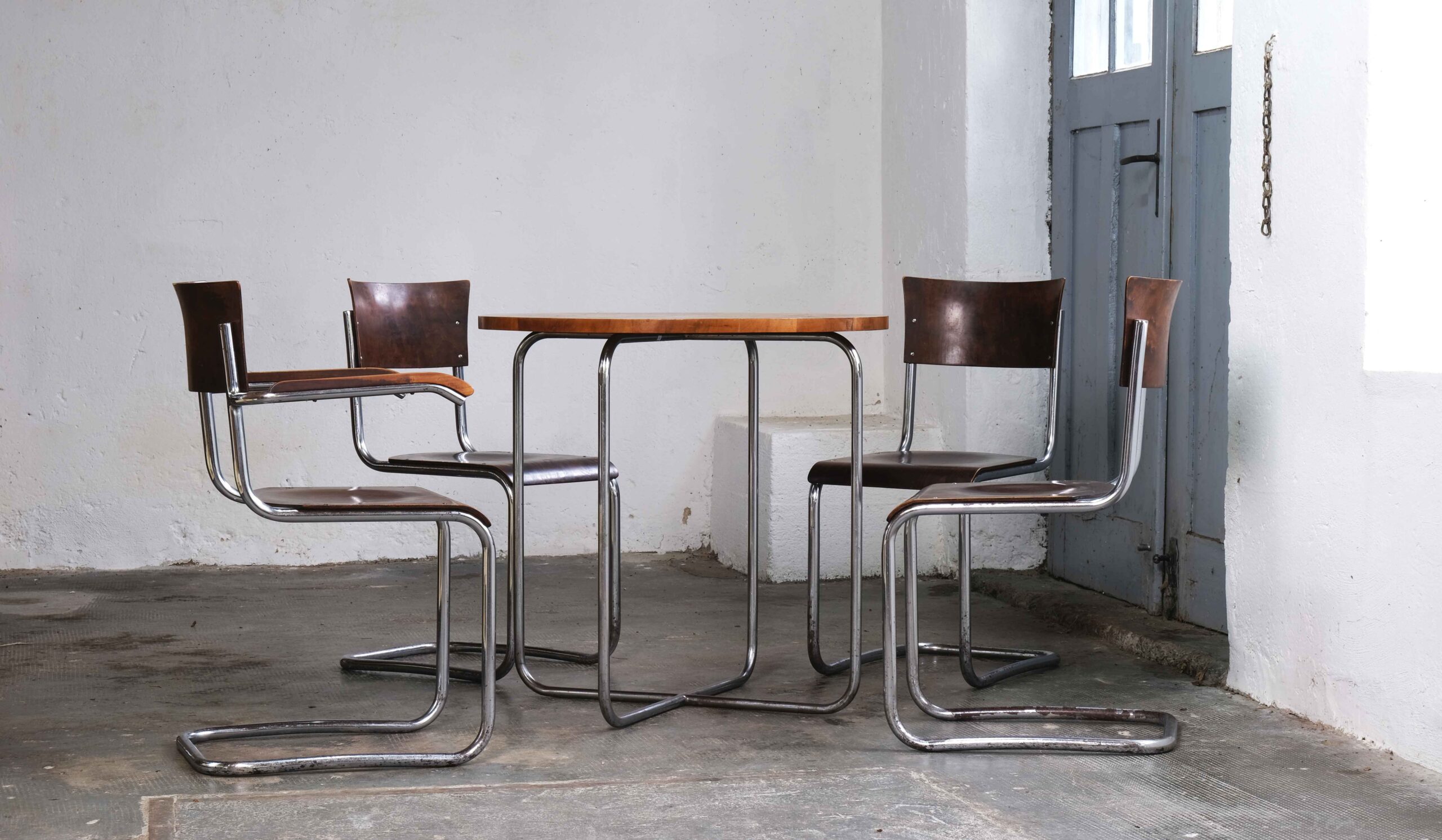 Bauhaus Stahlrohrmöbel Set aus vier Stühlen und rundem Tisch